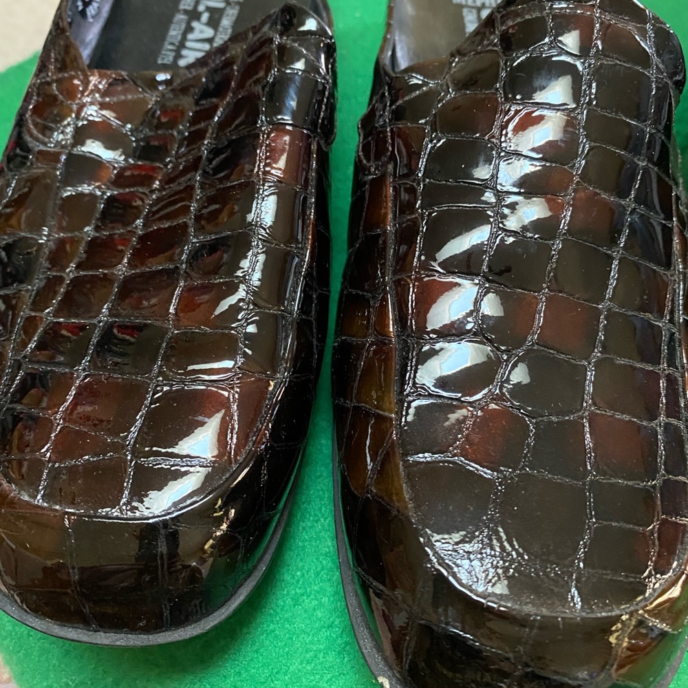 Women’s Brown Crocodile Pattern Mephisto Cool Air Slip Ons